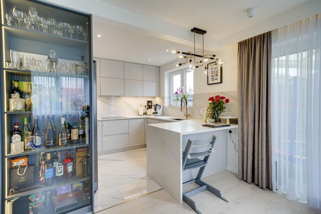 Property photo 3 of 28