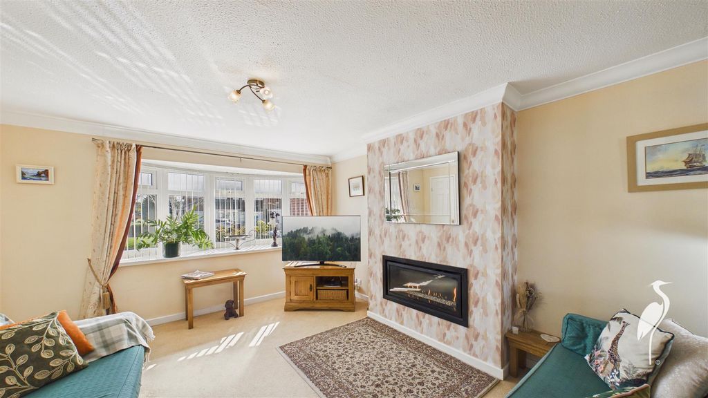 Property photo 3 of 29 Lounge