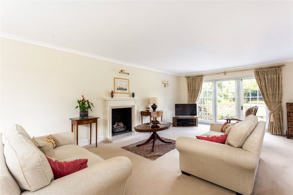 Property photo 2 of 10 Sitting Room