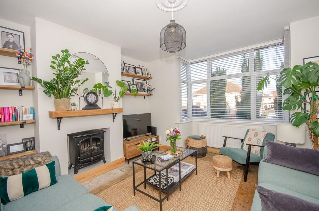 Property photo 2 of 21 Lounge.Jpg