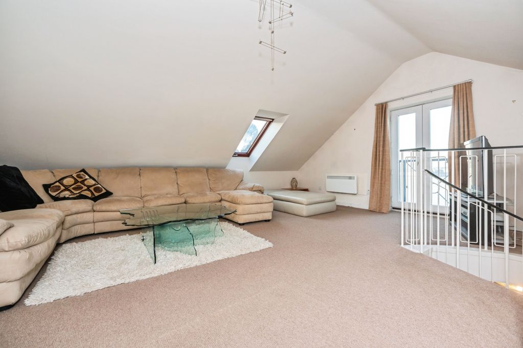 Property photo 1 of 15 Lounge