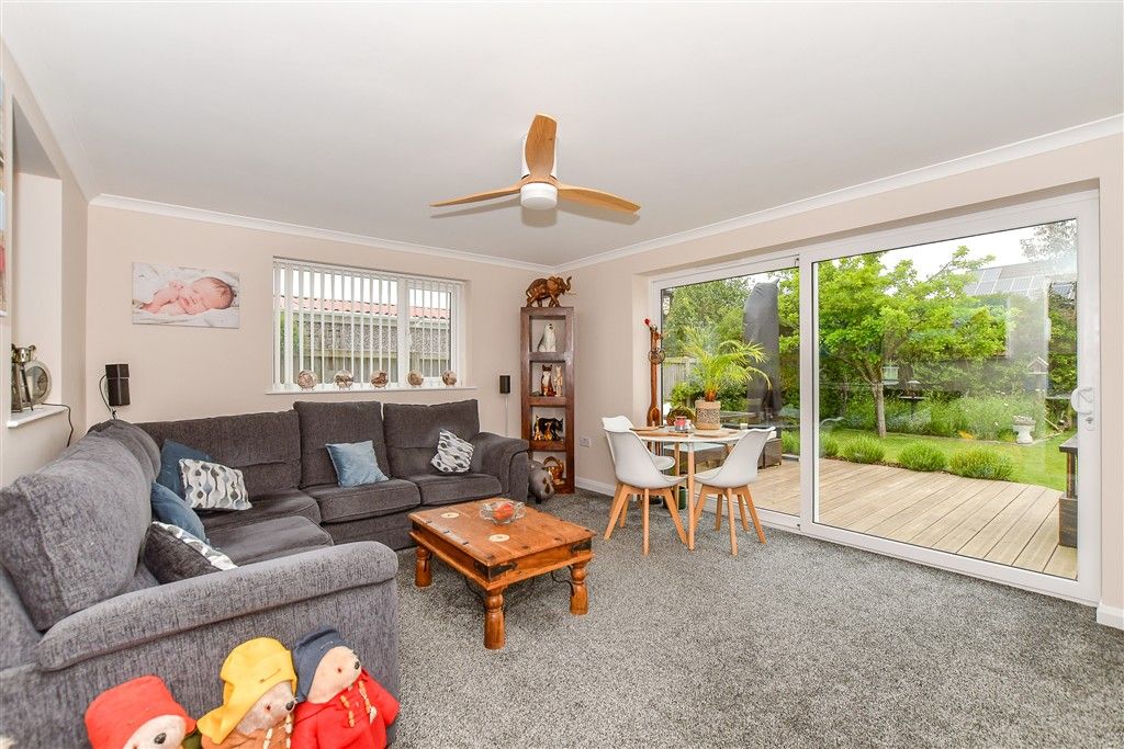 Property photo 1 of 11 Lounge