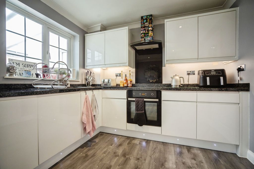 Property photo 1 of 18 Kitchen