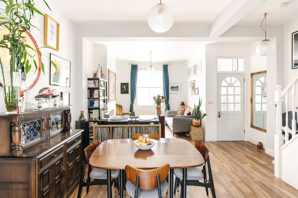 Property photo 1 of 18 Wellington Row E2