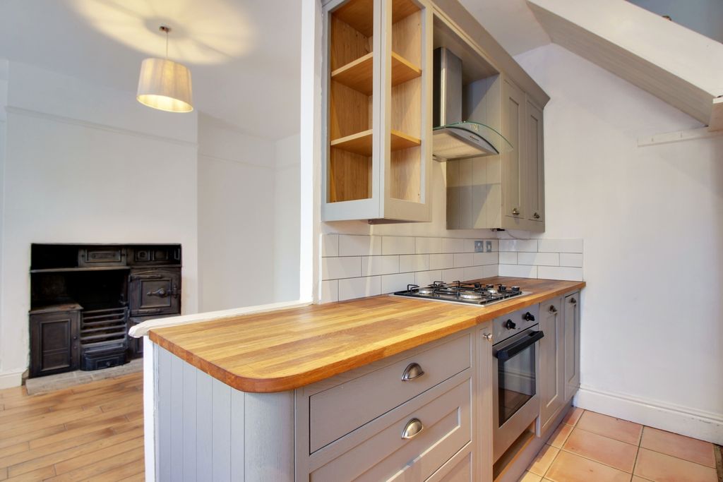 Property photo 3 of 11 Kitchen
