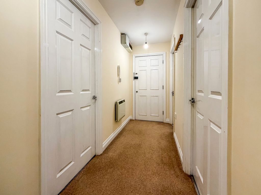 Property photo 2 of 11 Hallway