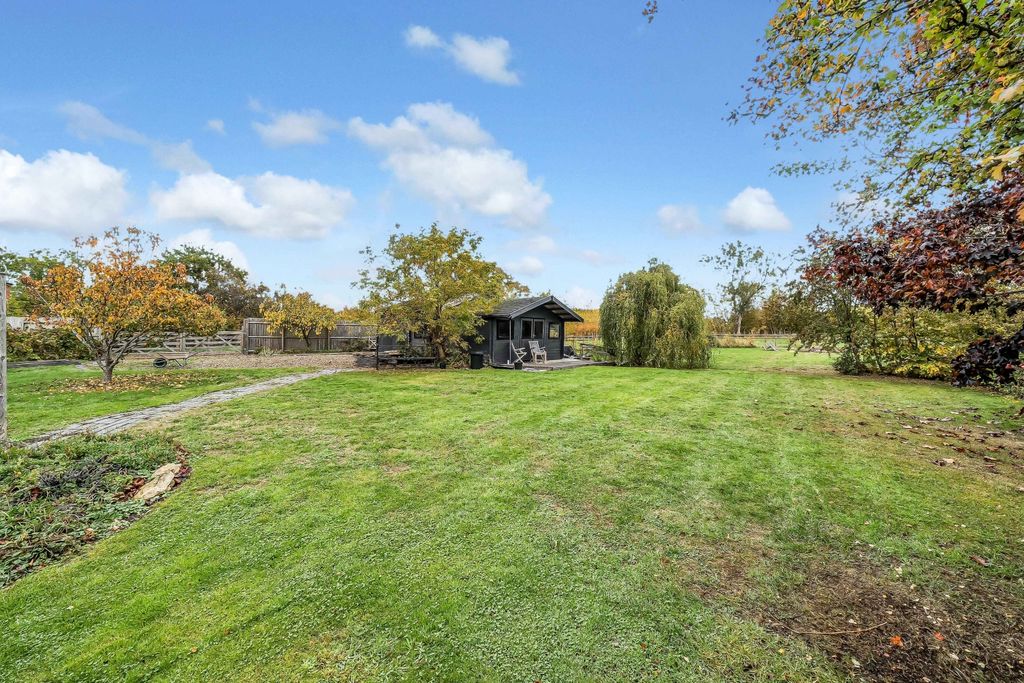 Property photo 2 of 17 1364780-18-68ee3c6Fcb820