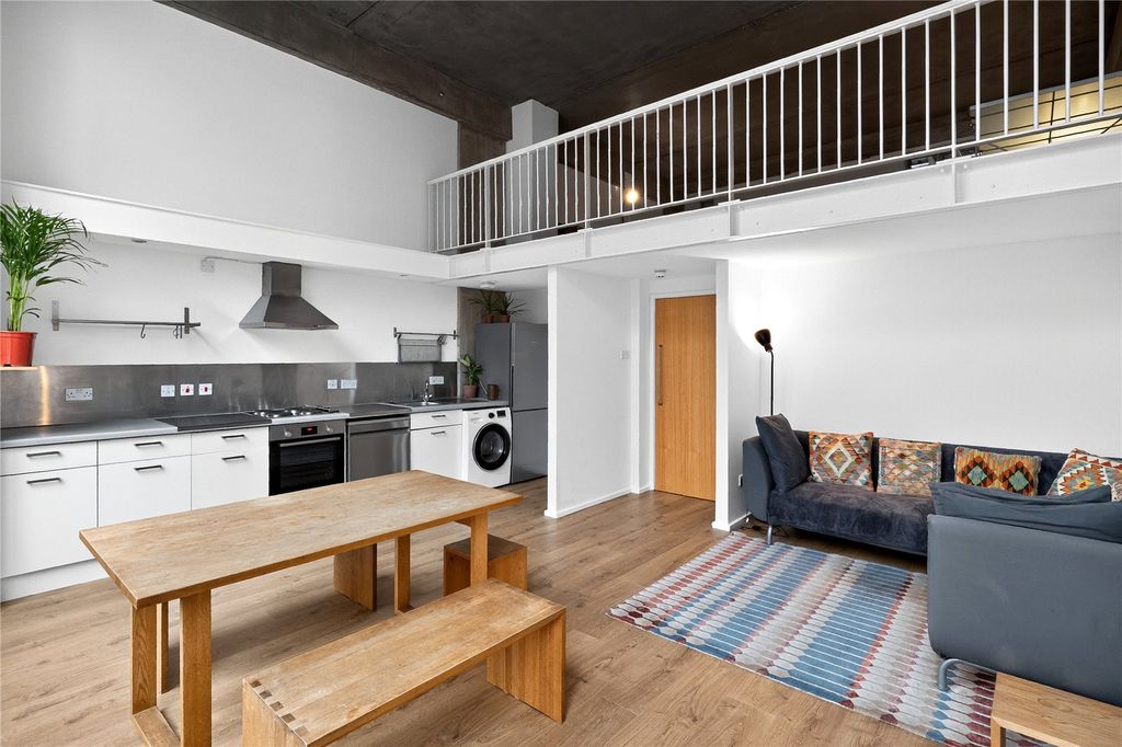 Property photo 2 of 20 Reception/Kitchen