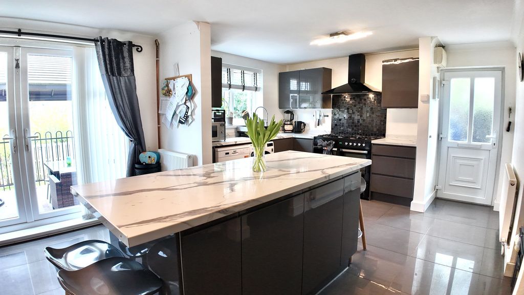 Property photo 2 of 31