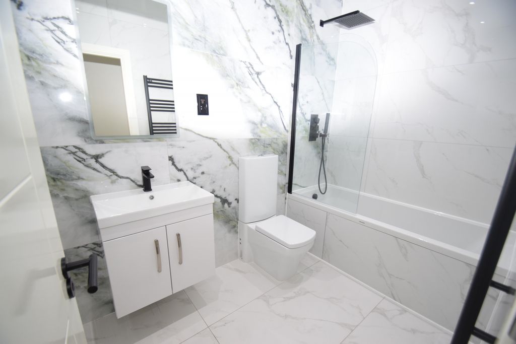 Property photo 1 of 4 2 Bedroom First Floor Apartment In The Vibrant Heart Of Southend-On-Sea City Centre
