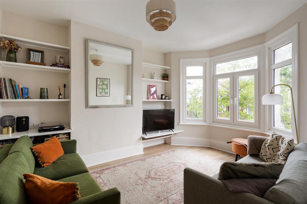 Property photo 2 of 20 Howard Road, E17