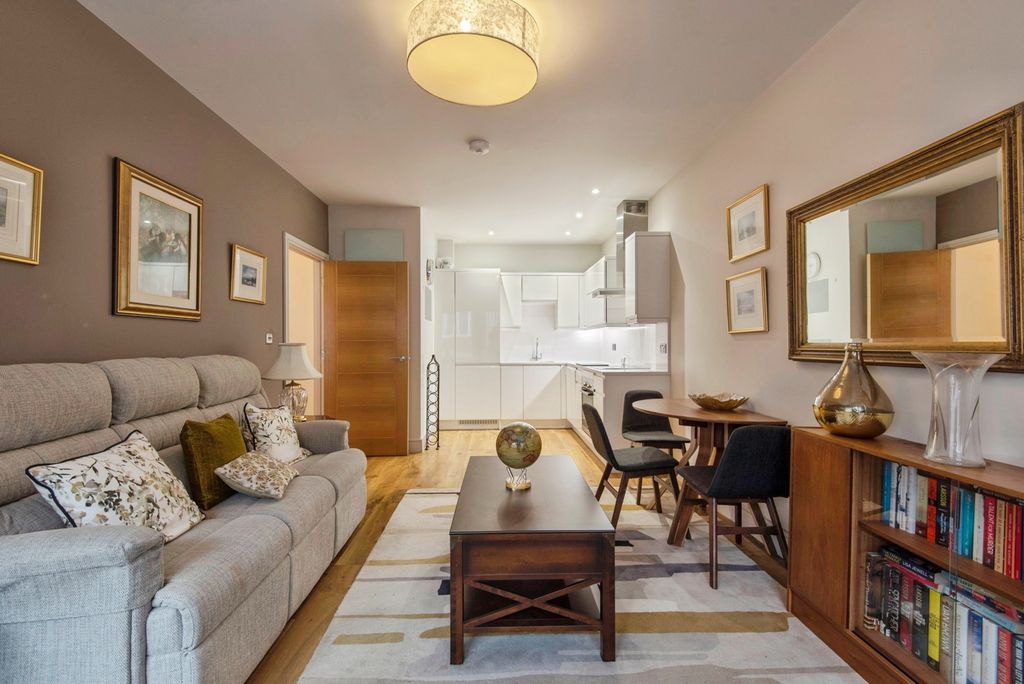 Property photo 1 of 11 Kitchen/Lounge