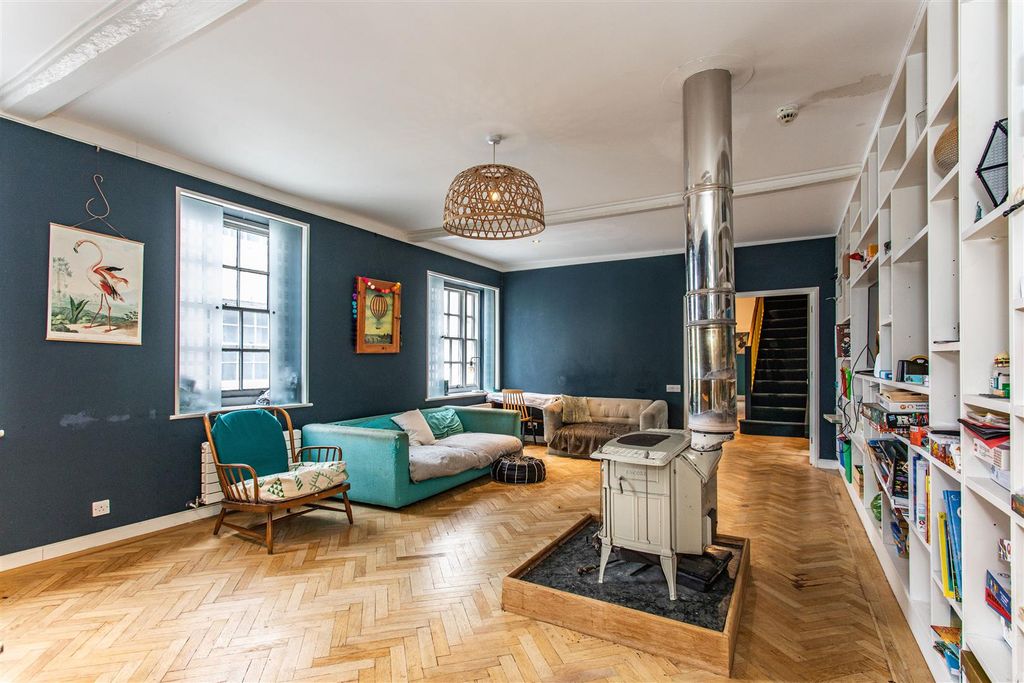 Property photo 3 of 30 Flint House14.Jpg