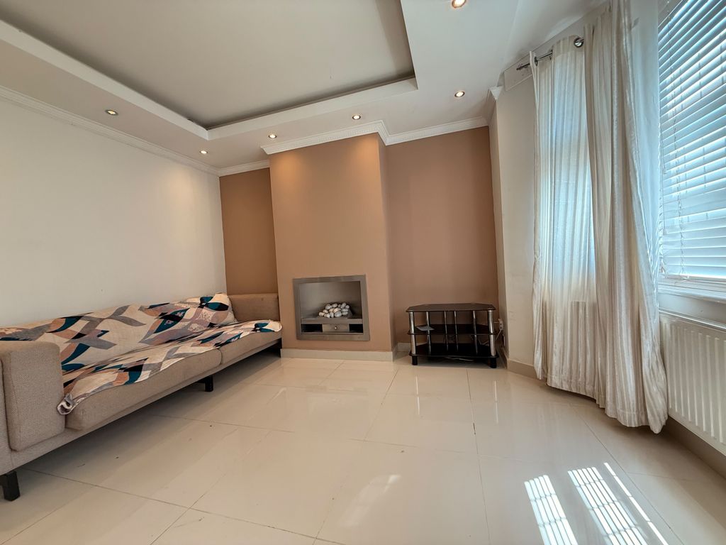 Property photo 1 of 8 4 Bed Semi-Detached House