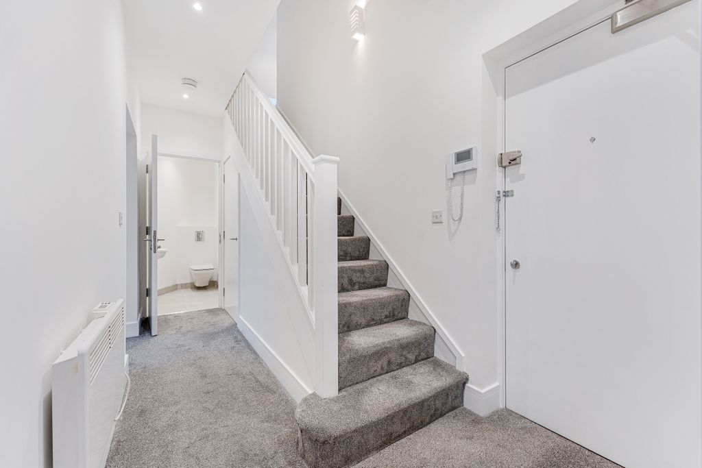 Property photo 2 of 11 Hallway