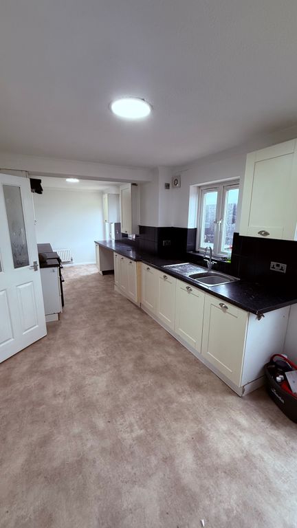 Property photo 2 of 11 Kitchen