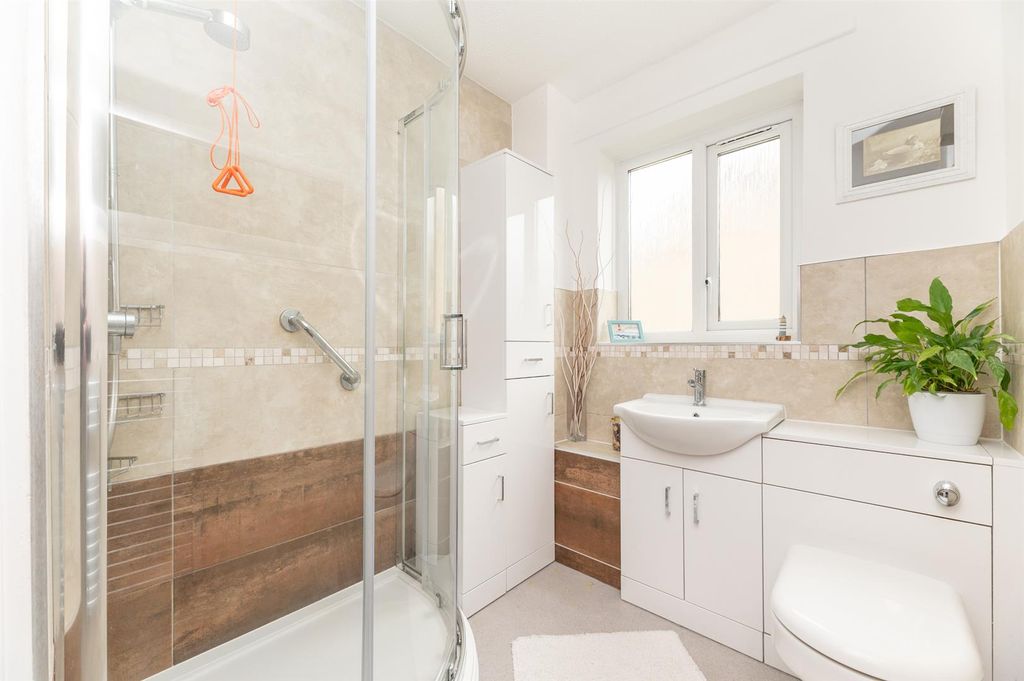 Property photo 3 of 22 Bathroom