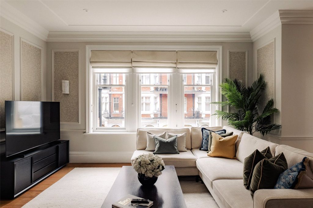 Property photo 2 of 25 Living Room