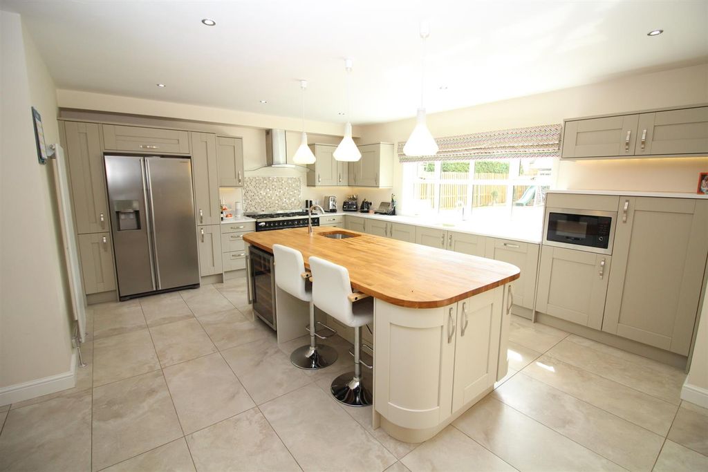 Property photo 3 of 23 Family Kitchen/Diner