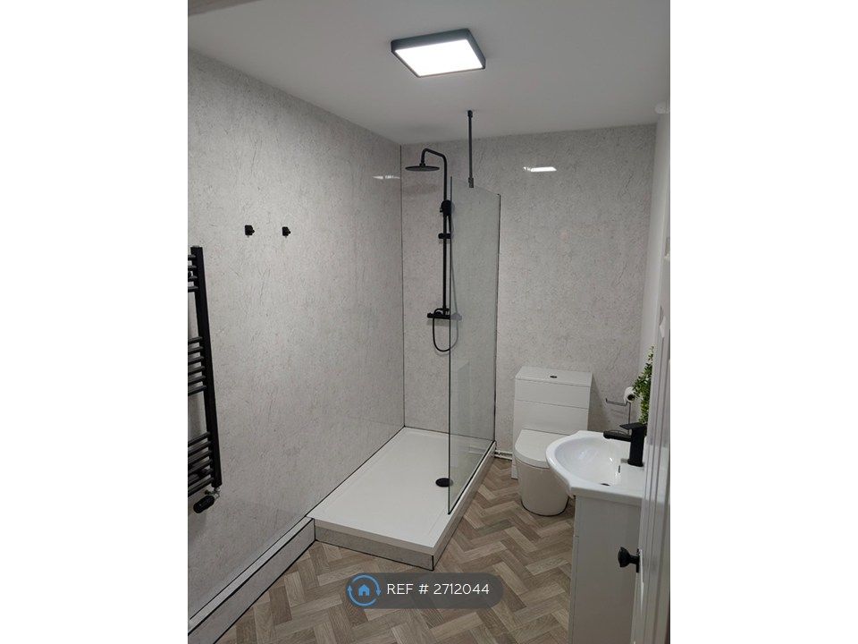 Property photo 3 of 7 Bathroom