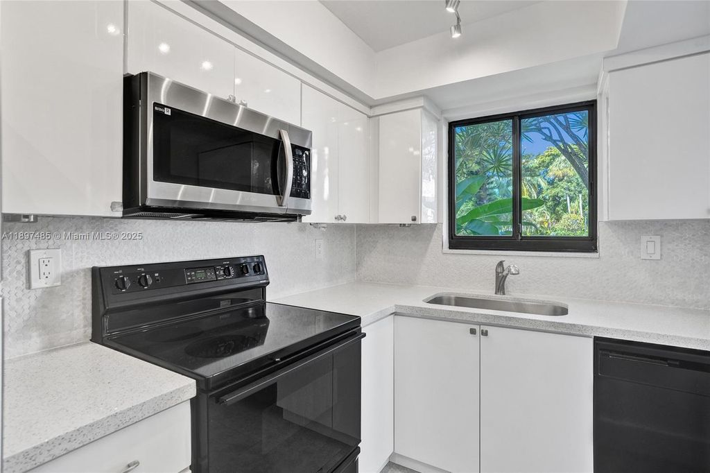 Property photo 3 of 32 <Alttext/>