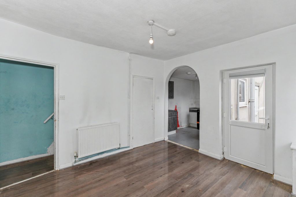 Property photo 3 of 17 42 Albert Road, Bletchley, Mk2 2Uq