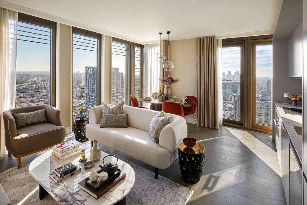 Property photo 3 of 10 Living 2