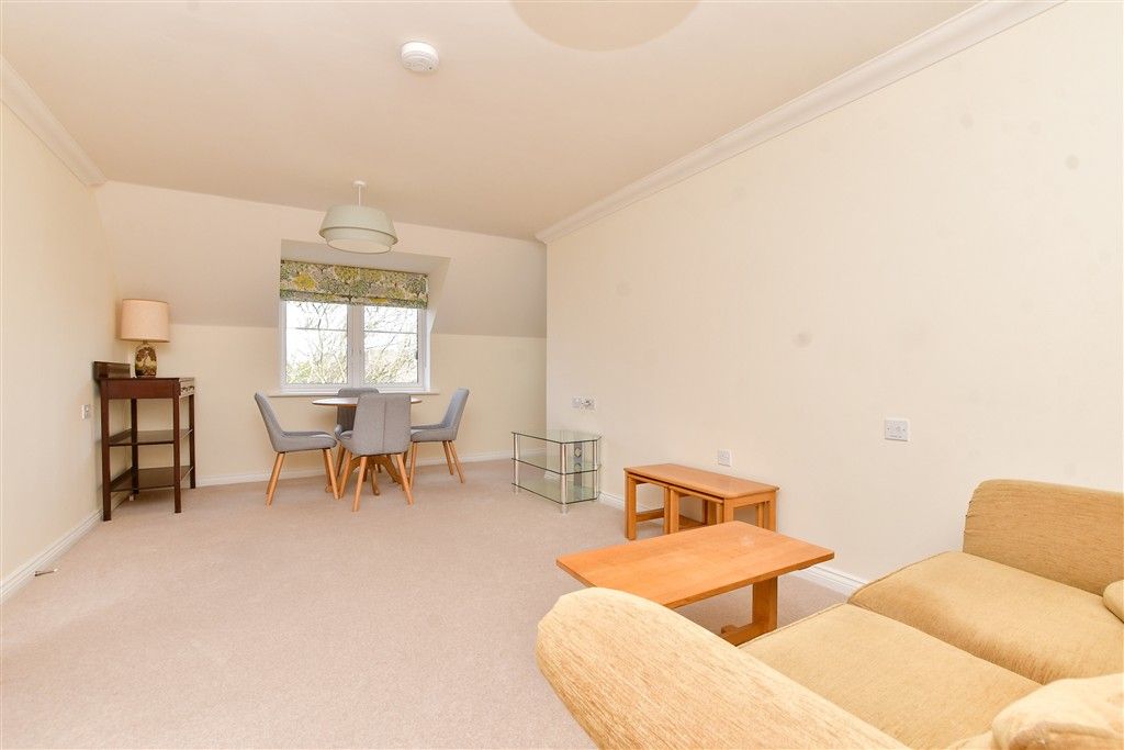 Property photo 1 of 13 Lounge