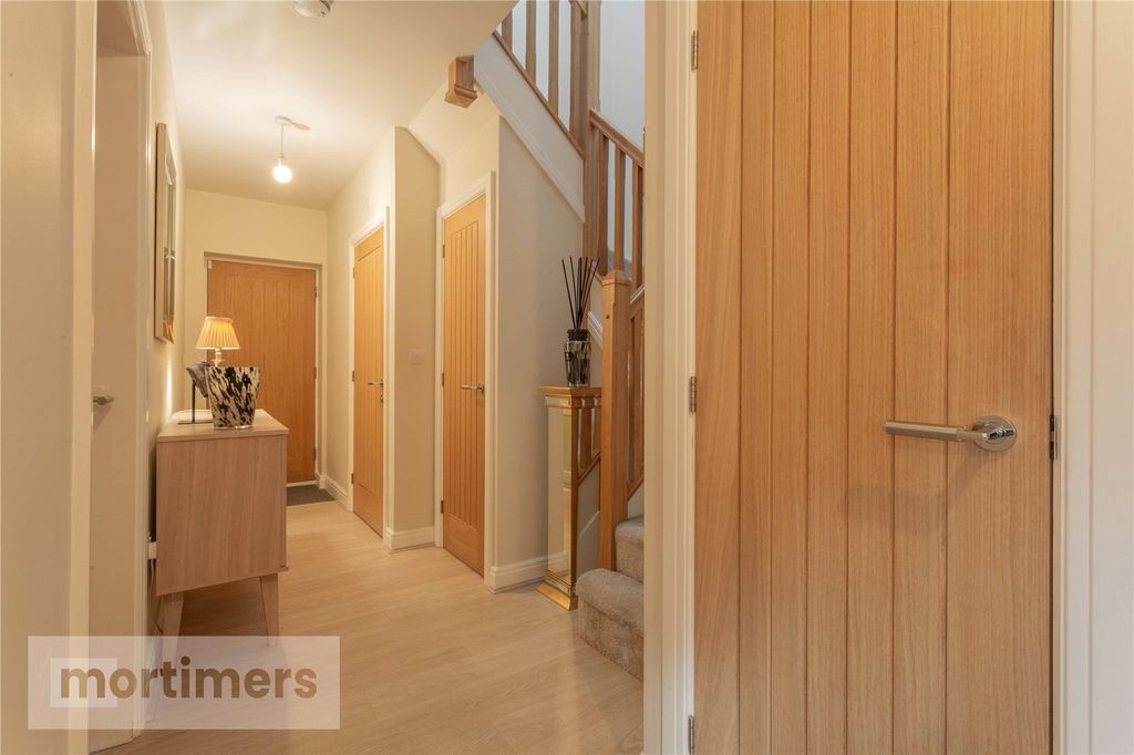 Property photo 2 of 34 Entrance Hall