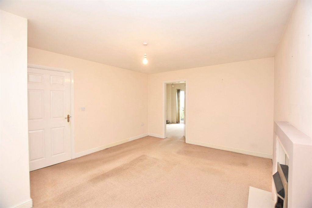 Property photo 3 of 16 Lounge