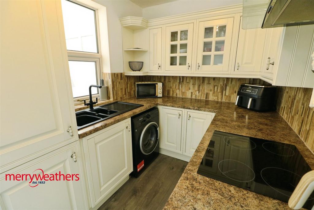 Property photo 3 of 13 Kitchen