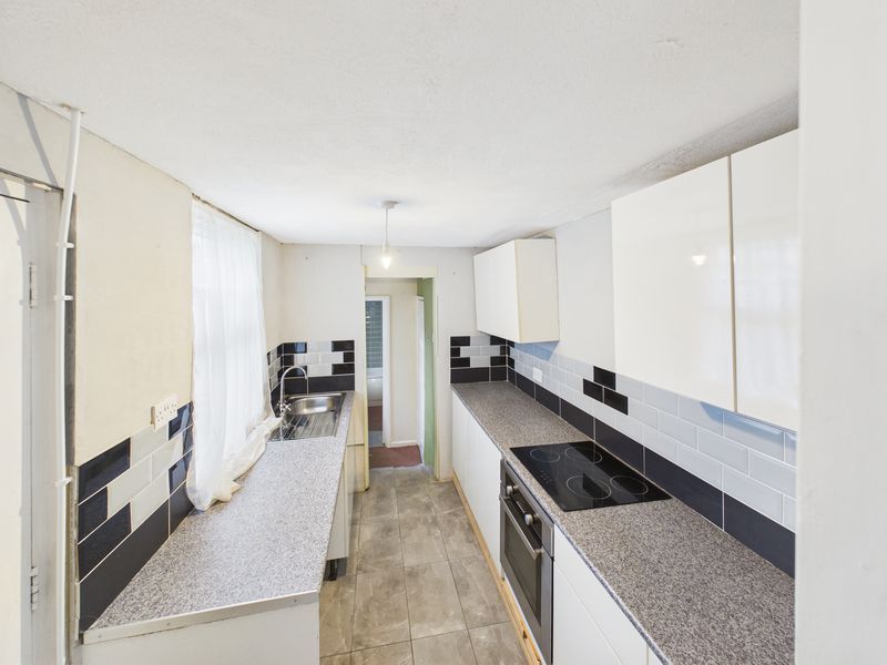 Property photo 3 of 10 Kitchen