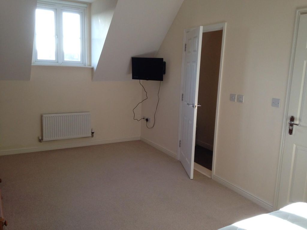 Property photo 2 of 7 Bedroom 2 6 Chalkhill.Jpg