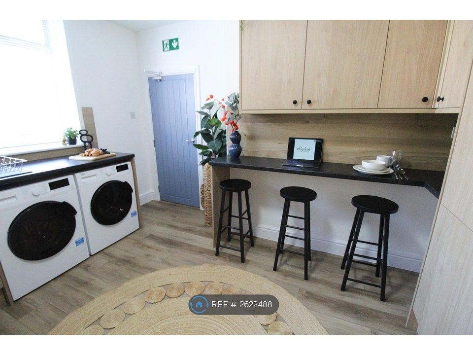 Property photo 3 of 3 47 High St- Communal Area
