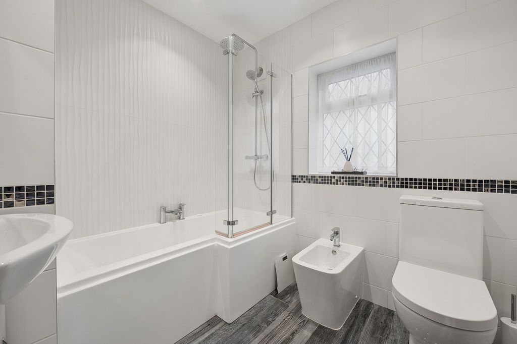 Property photo 3 of 27 Family Bathroom