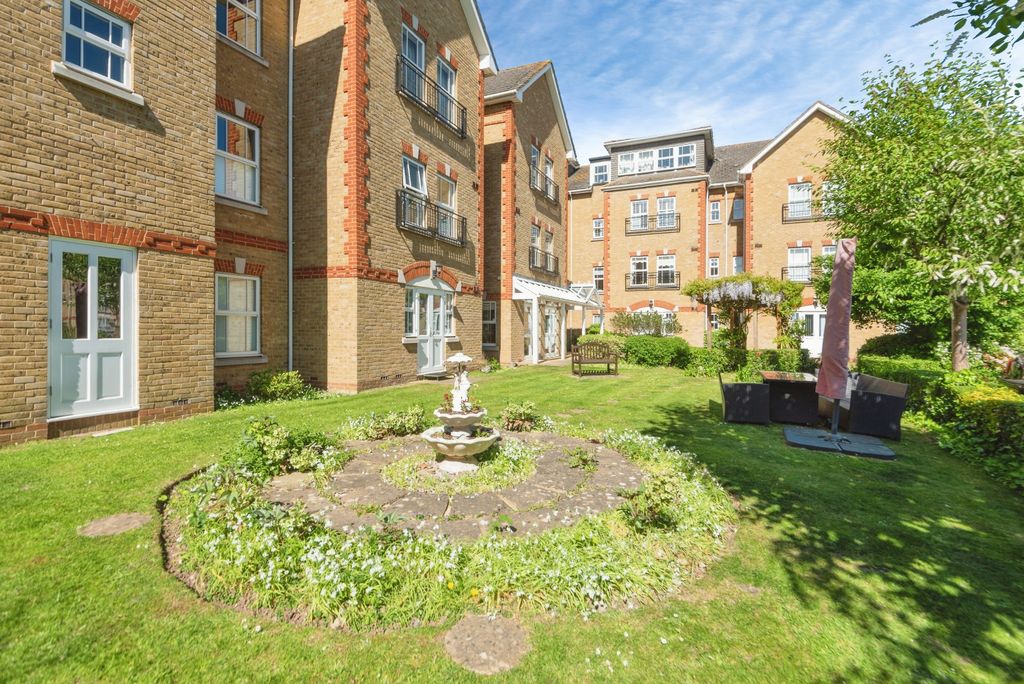 Property photo 1 of 20 Communal Gardens