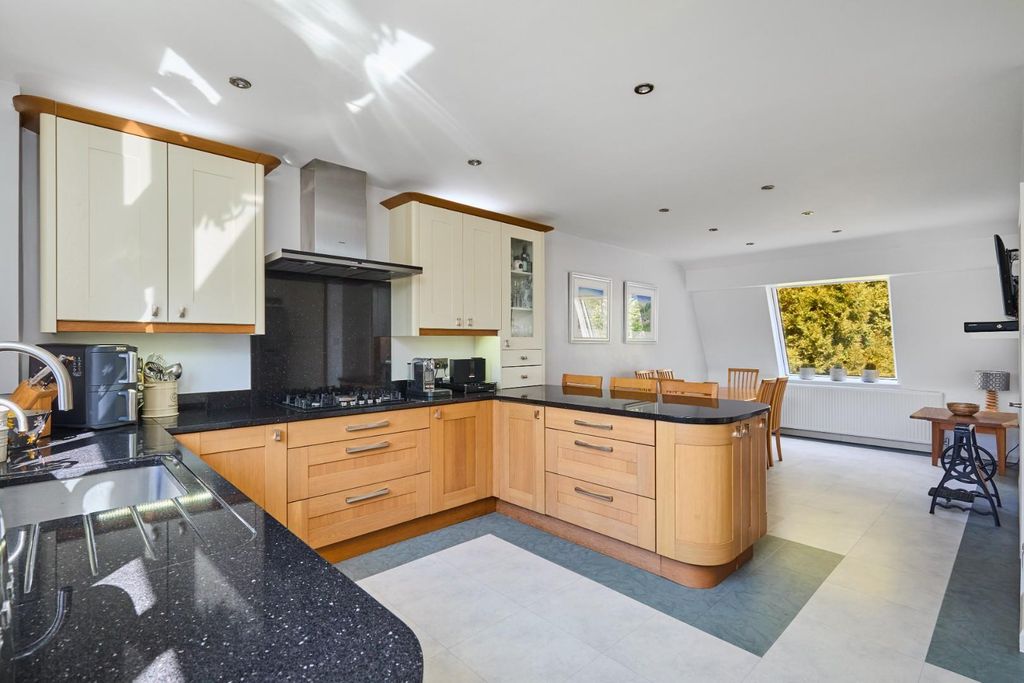 Property photo 3 of 38 6 Sunnydale Park_30.Jpg