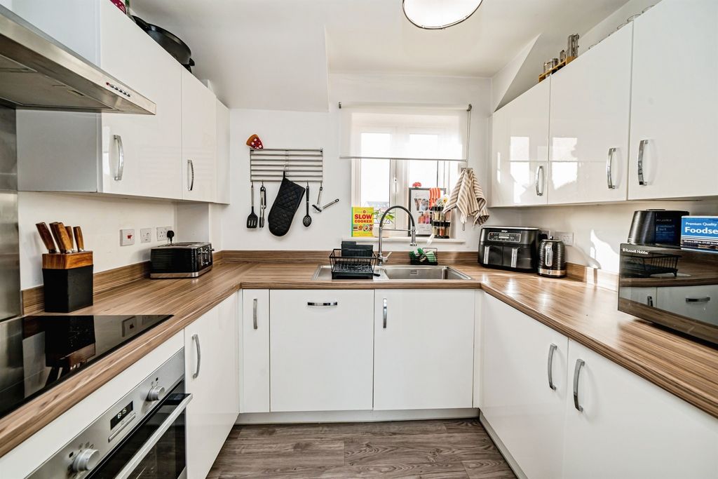 Property photo 2 of 12 Kitchen