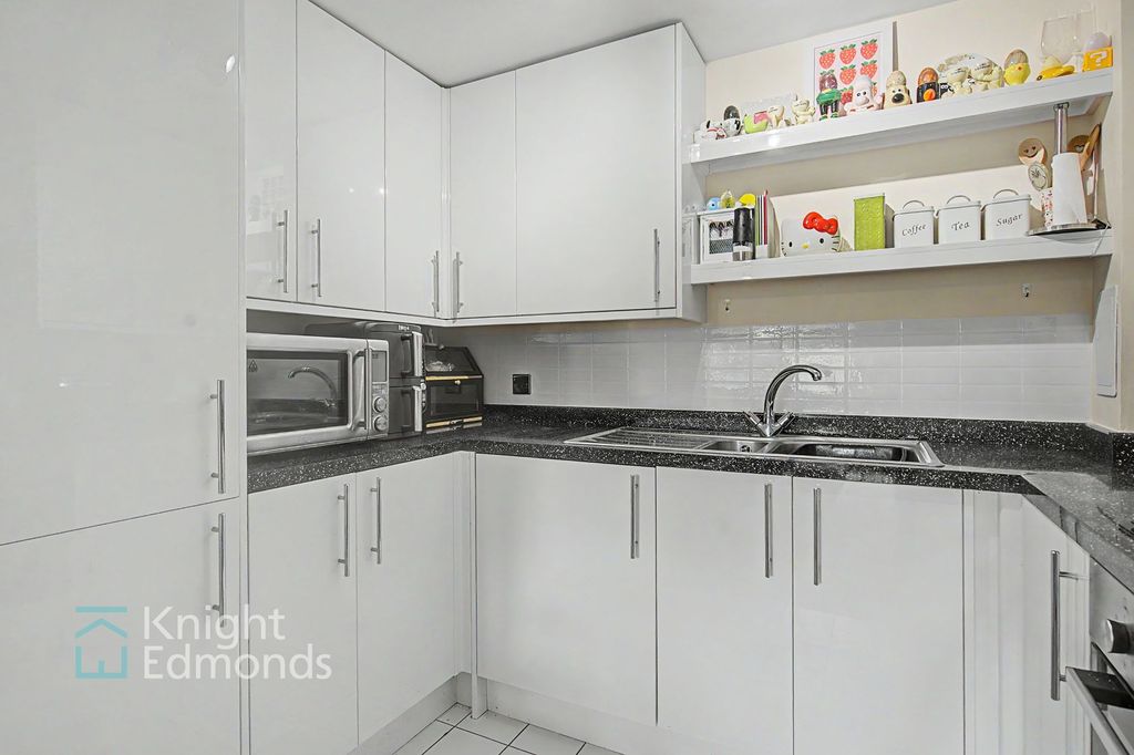 Property photo 3 of 17 Kitchen