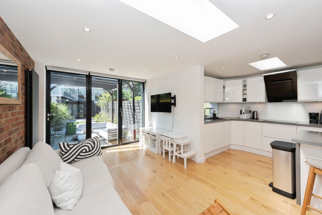 Property photo 2 of 17 Cheltenham7Of34