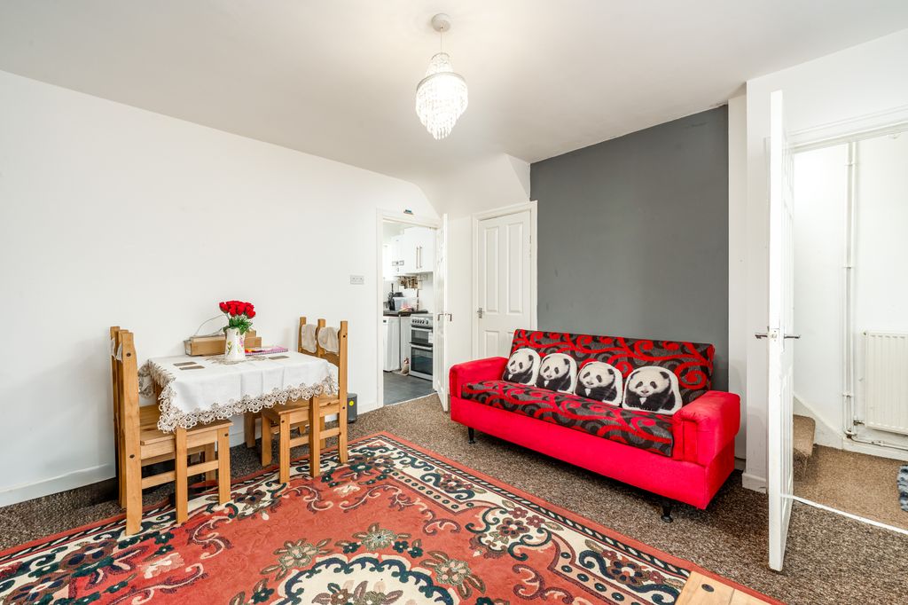 Property photo 3 of 19 04