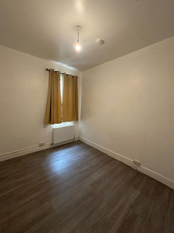 Property photo 3 of 17 Room 2