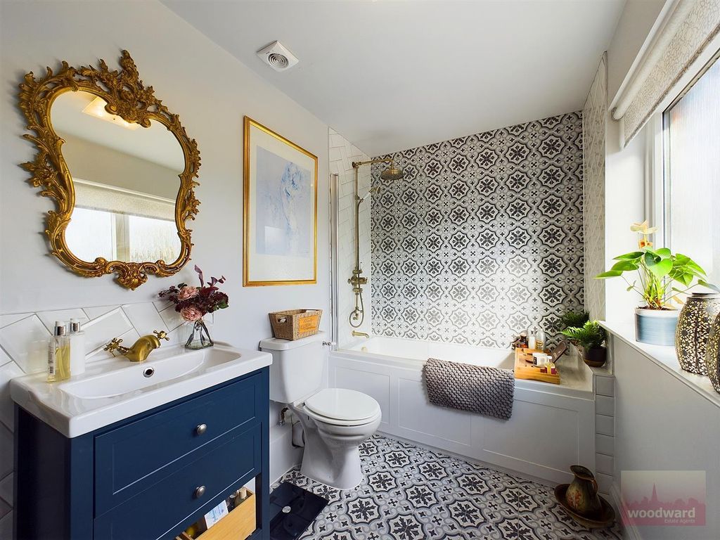 Property photo 3 of 11 Bathroom