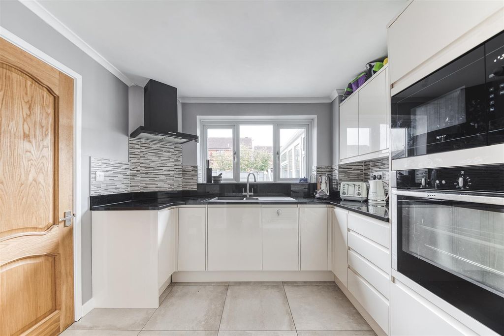 Property photo 2 of 41