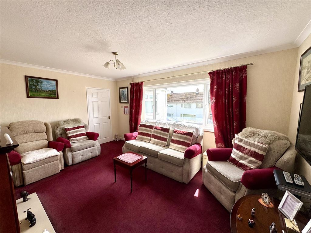 Property photo 3 of 19 Lounge