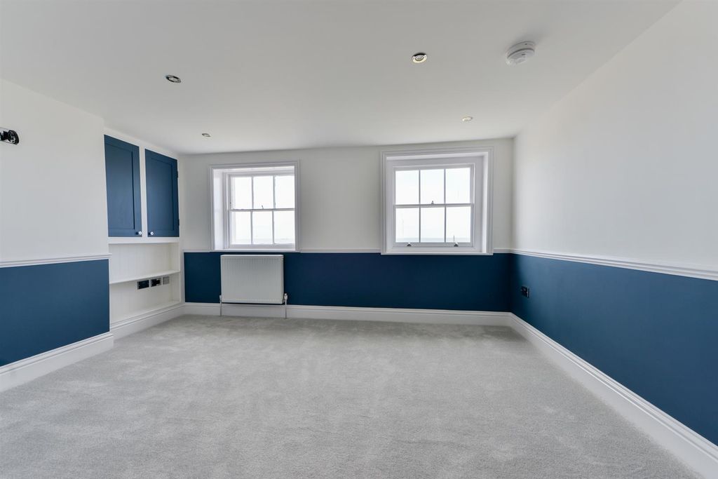 Property photo 3 of 17 Flat 3, 12 Marine Gardens7.Jpg