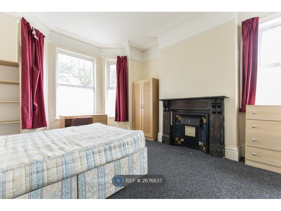 Property photo 3 of 10 Bed 1