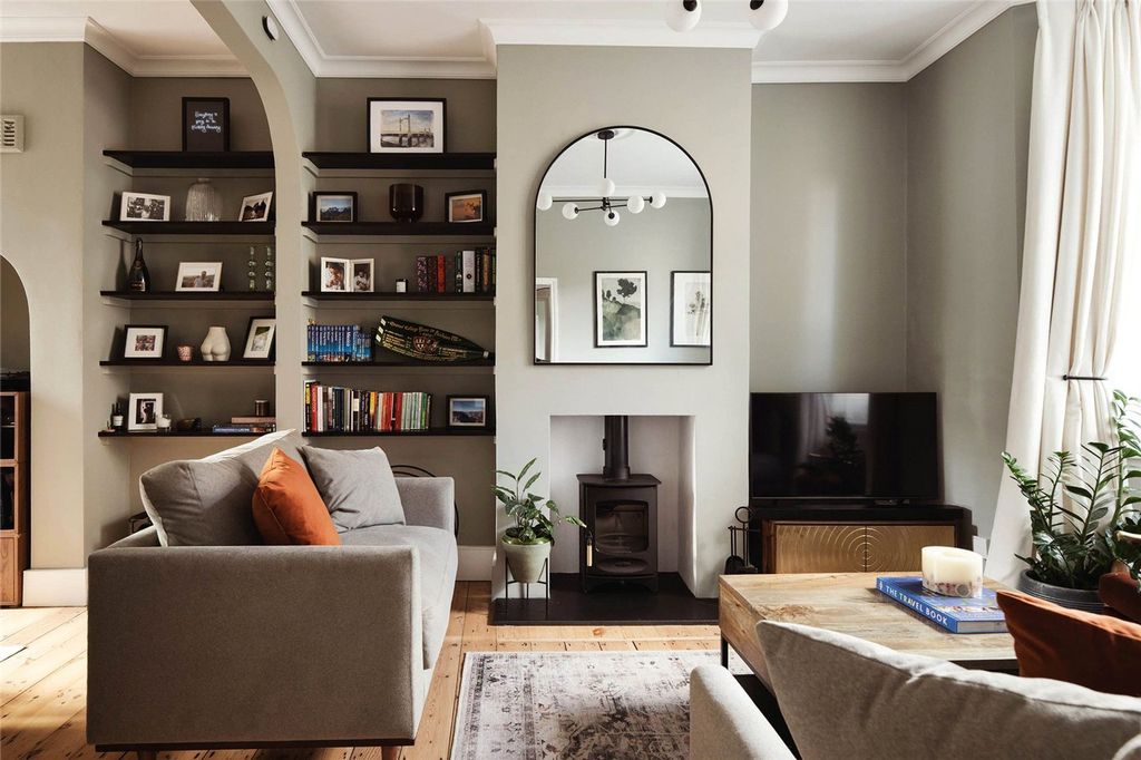 Property photo 1 of 19 Balcorne Street, E9