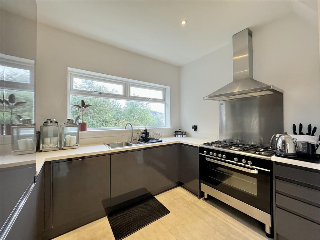 Property photo 3 of 32