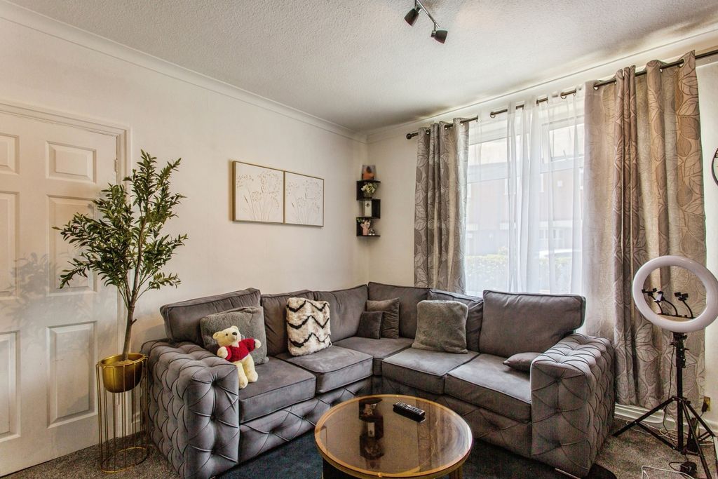 Property photo 3 of 14 Lounge